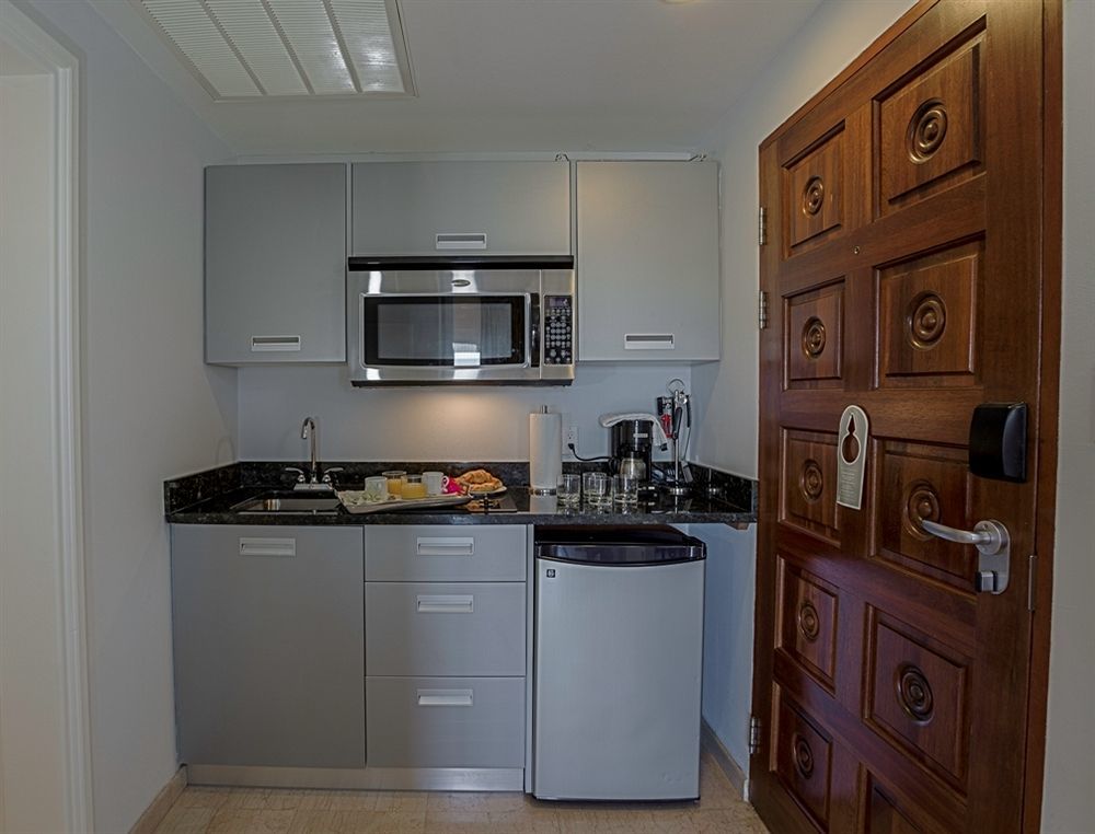 Princess Heights Luxury Condo Hotel Oyster Pond Екстериор снимка